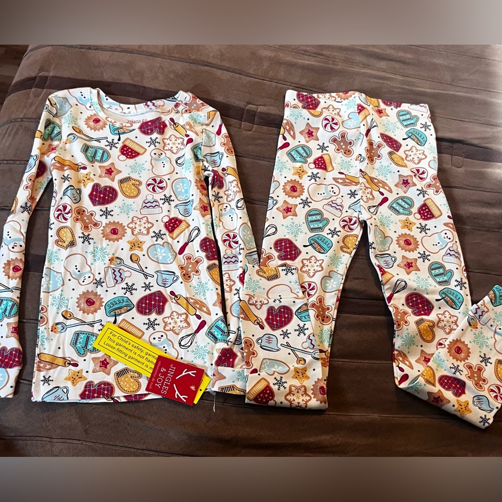 NEW with tags JINGLE & JOY Girl’s pajama set - Size 7